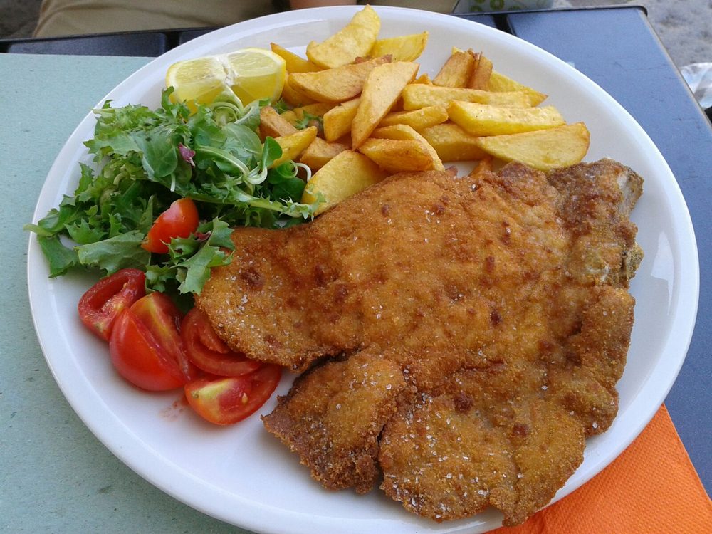 Cotoletta alla milanese con patate e insalata