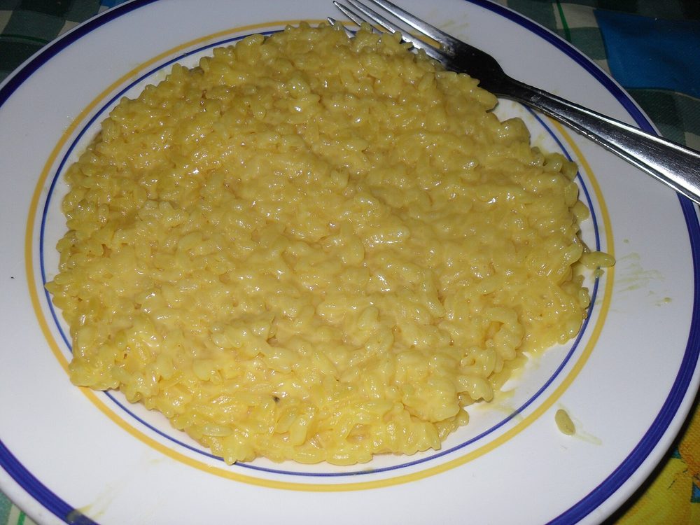 Risotto alla milanese nel piatto col bordo blu