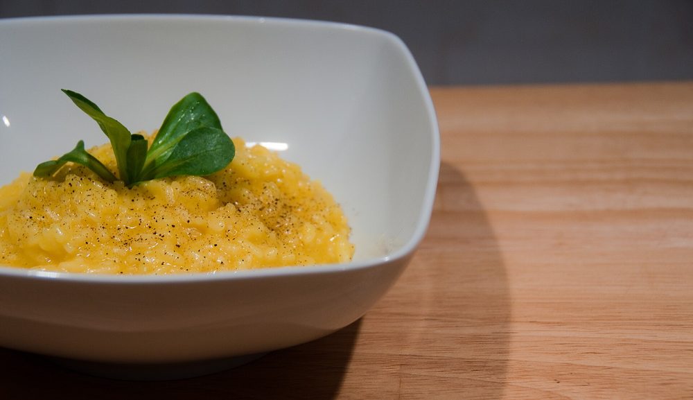 Risotto allo zafferano in una ciotola bianca